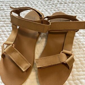 Universal thread tan sandals with Velcro size 8